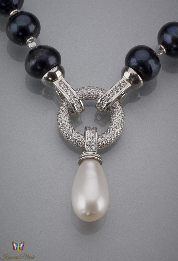 Naszyjnik z czarnych pereł i białą perłą