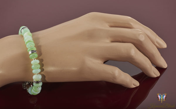 Bransoletka z zielonych opali meksykańskich na ręce z elementami ozdobnymi