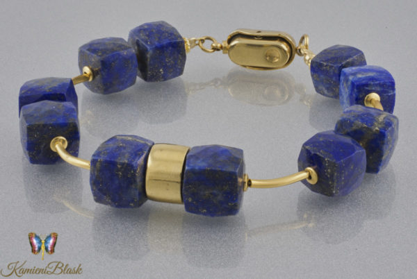Bransoletka z kostek lapis lazuli od tyłu