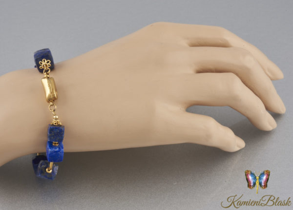 Bransoletka z kostek lapis lazuli na ręce z zapięciem