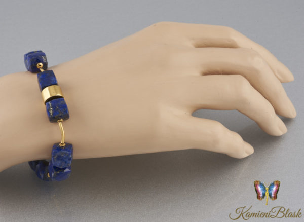 Bransoletka z kostek lapis lazuli na ręce
