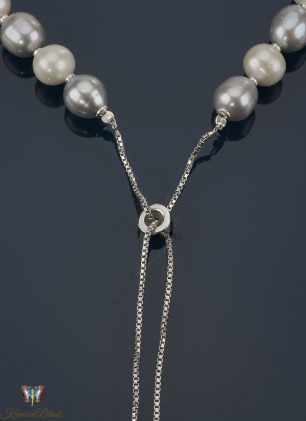 Naszyjnik z pereł ecru i srebrnym łańcuszkiem