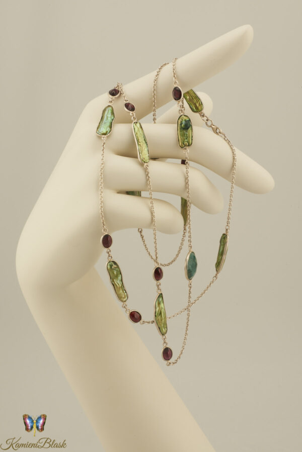 Naszyjnik z zielonych pereł barokowych, szmaragdów i granatów
