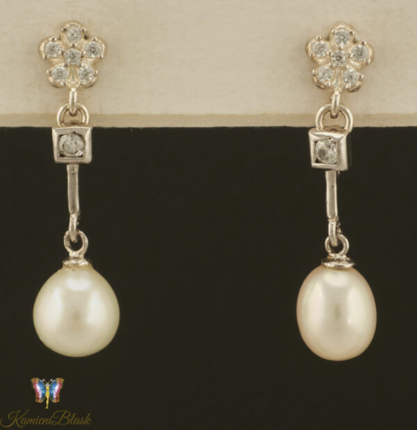 Kolczyki z białą perłą w srebrnej oprawie