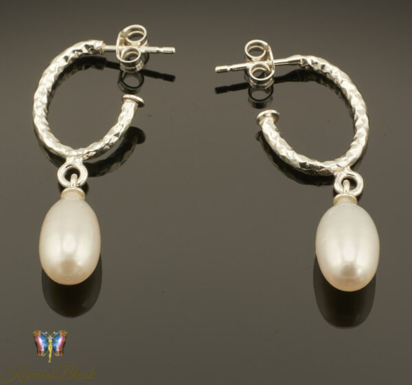 Kolczyki z białych pereł w kształcie kropli