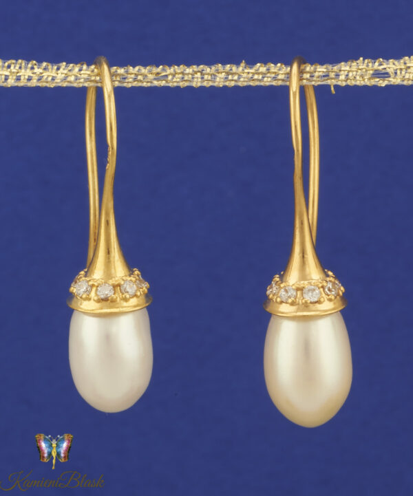 Kolczyki z białą perłą w kształcie kropli
