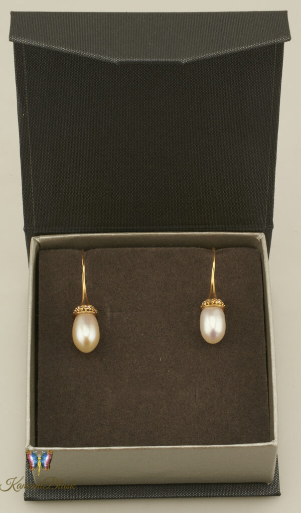 Kolczyki z białą perłą w kształcie kropli
