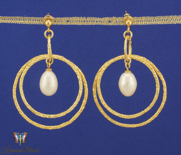 Kolczyki z białą perłą w złoconych kołach