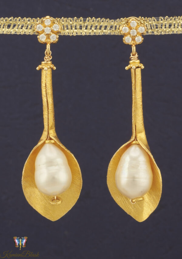 Kolczyki z białą perłą w złotym liściu