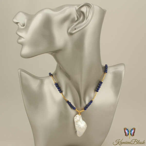 Naszyjnik z lapis lazuli i dużą perłą barokową