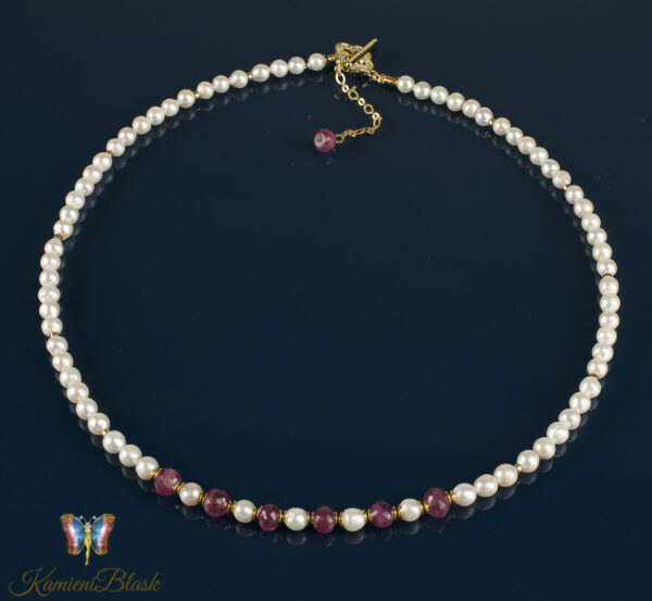 Naszyjnik z białych perełek i rubinów