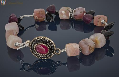 Opal różowy, spinel i zoisyt 